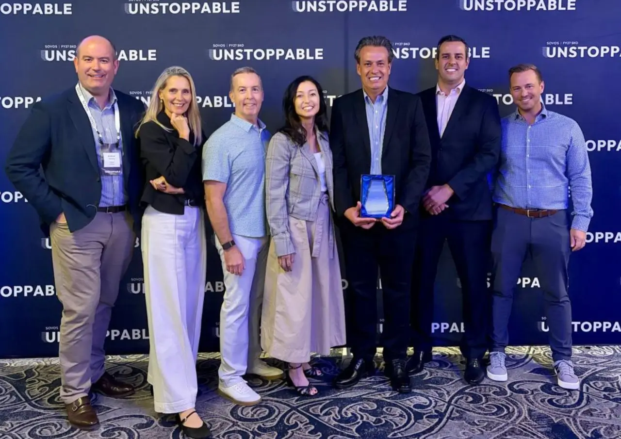 Equipe da Comtax recebendo o prêmio Sales Partner of the Year da Sovos pelo segundo ano consecutivo